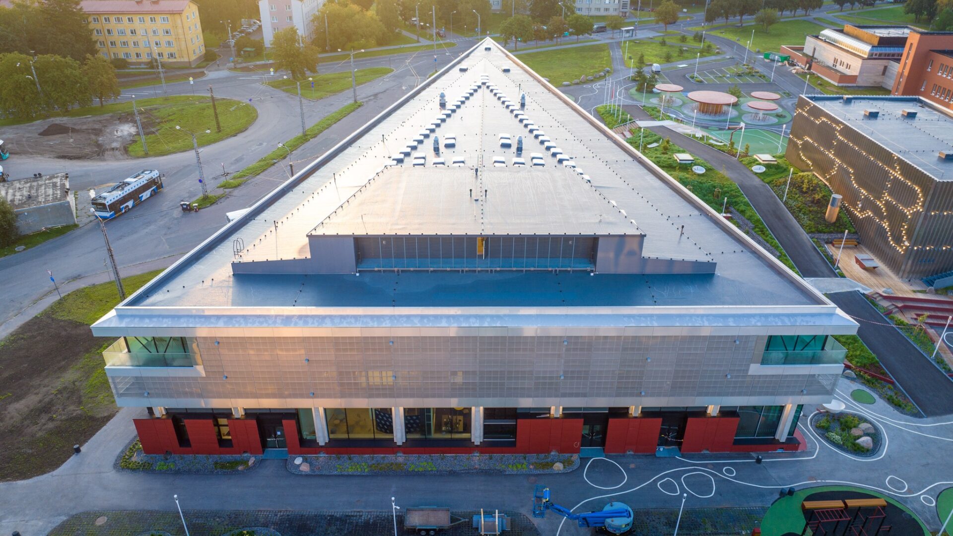 Mustamäe riigigümnaasiumis avatakse arhitektuurinäitus ja toimuvad tasuta majatuurid
